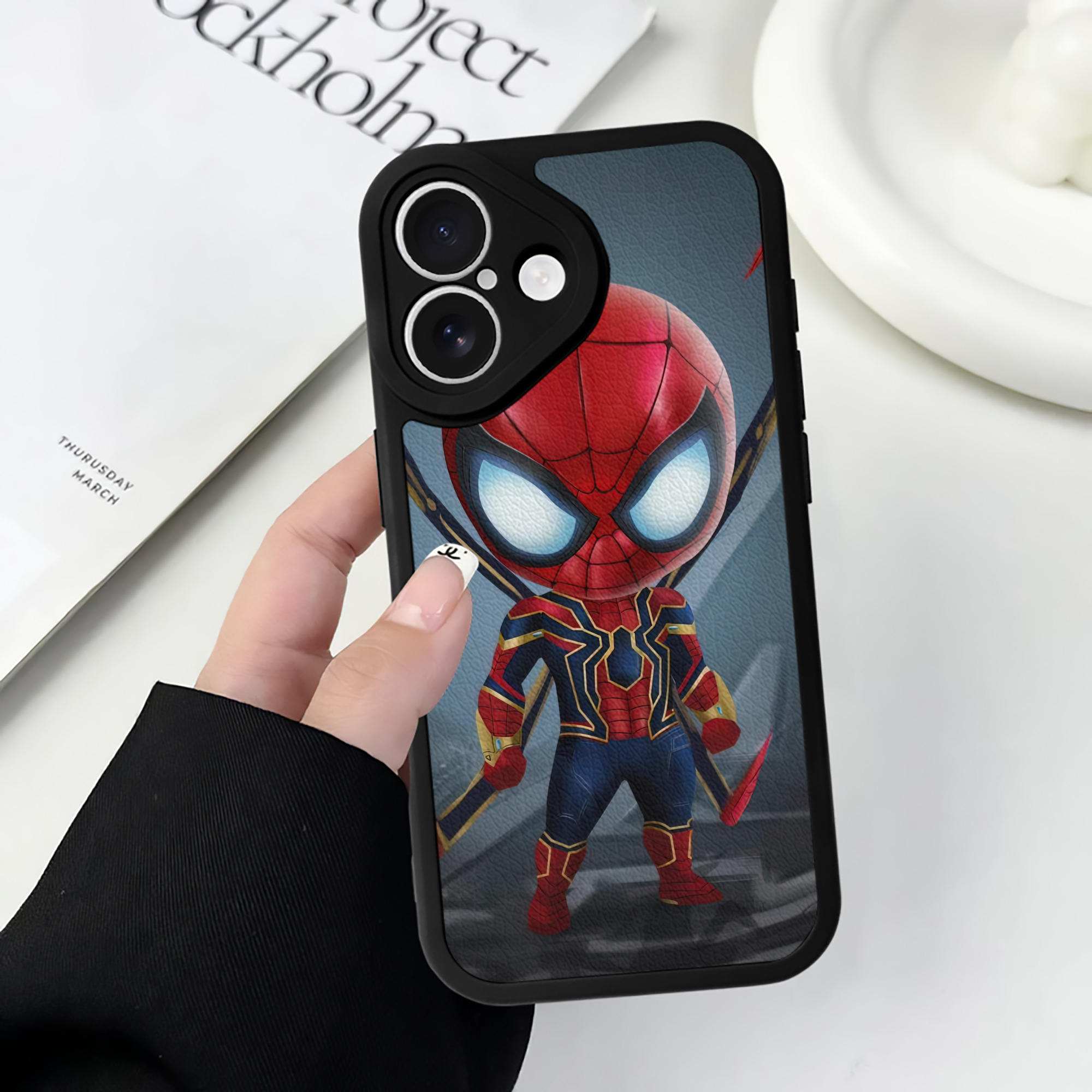 （画像用） Spider Man スパイダーマン 【iPhone 16シリーズ対応】シリコンスマホケース（レザー調） 材質：シリコン